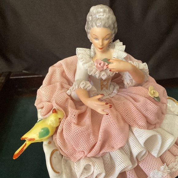 Dresden Lace Queen Antoinette w/parrot vintage - Picture 2 of 5